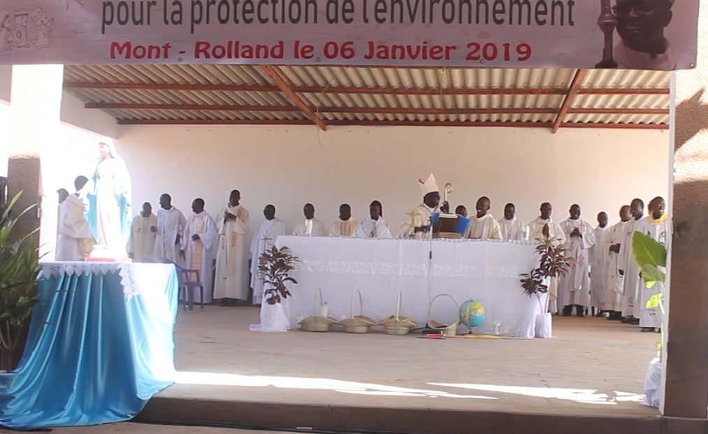 le pèlerinage des enfants et « l’arbre de Monseigneur »