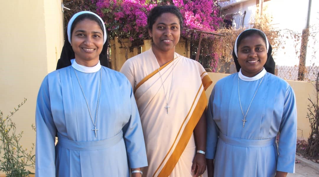 Trois Sœurs de la Petite Fleur de Béthanie fleurissent à Thiès
