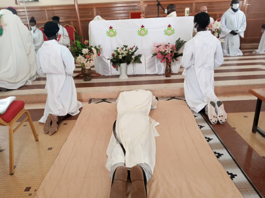 Profession perpétuelle du Frère Victor KARGBO dans l’Ordre hospitalier de Saint Jean de Dieu…