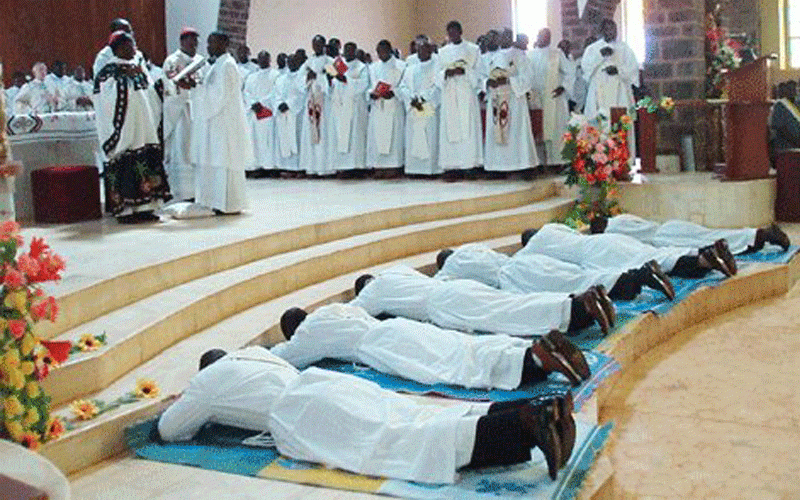 Ordinations sacerdotales dans le Diocèse de THIÈS : une célébration à l’heure de la Covid-19…